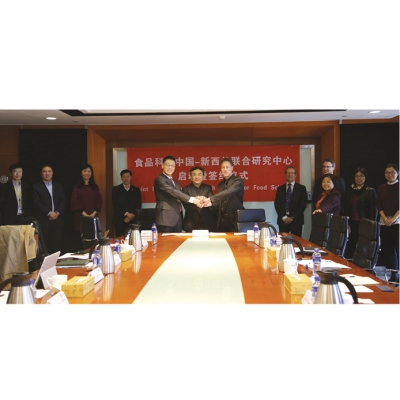 Science arrangement: A joint handshake to mark the signing. People involved being Dr John Dyer of AgResearch (right), Vice Dean of CAU College of Food Science and Nutrition Engineering, Professor Shuntang Guo (middle) and the Chief Scientist of COFCO’s Nutrition and Health Research Institute Dr Xinghe Niu (left).